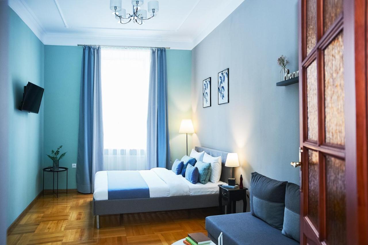 Cozy Apartment, 5Mins To Opera Лвив Екстериор снимка